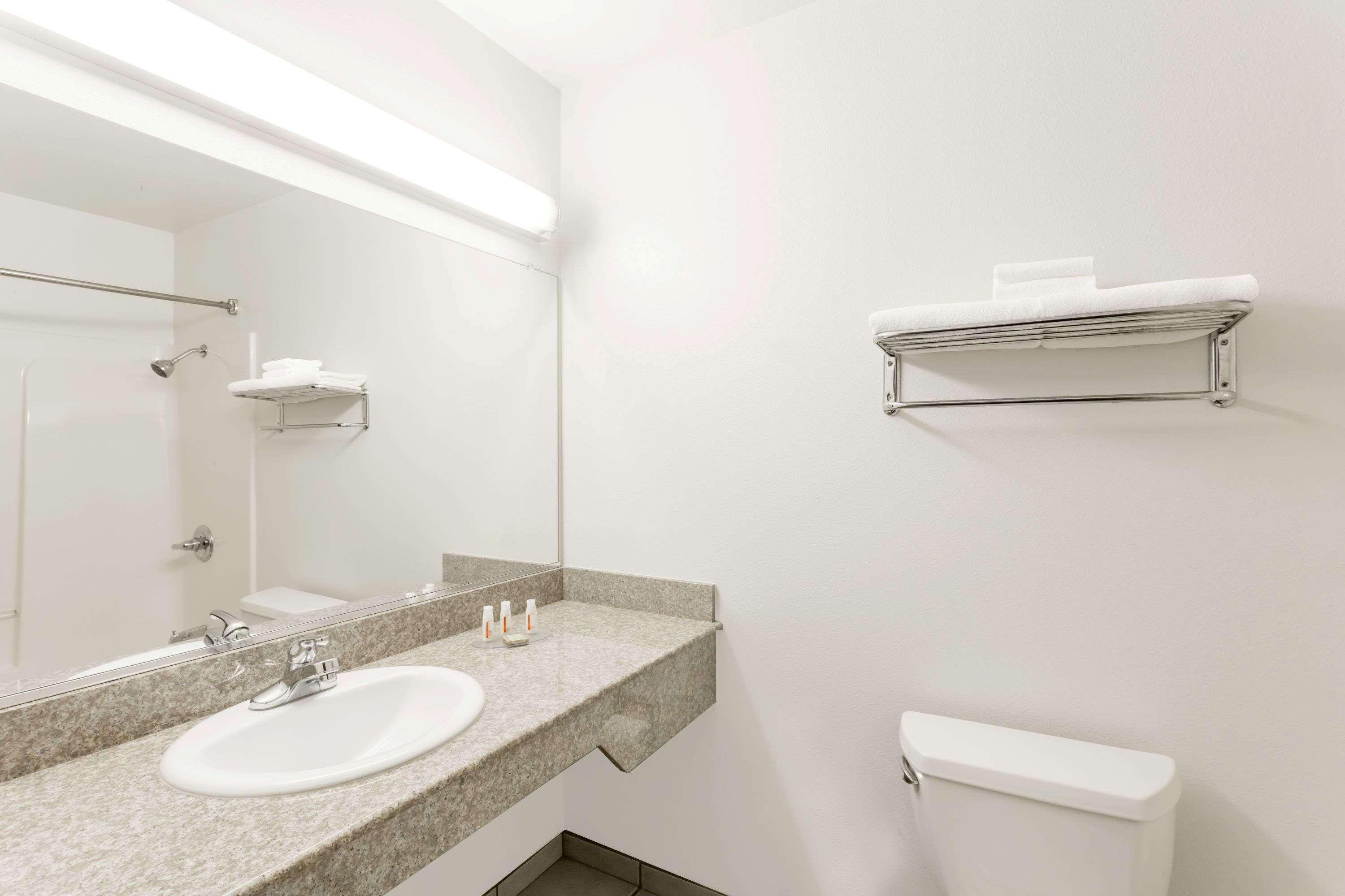 Super 8 By Wyndham Cloverdale Wine Country מראה חיצוני תמונה