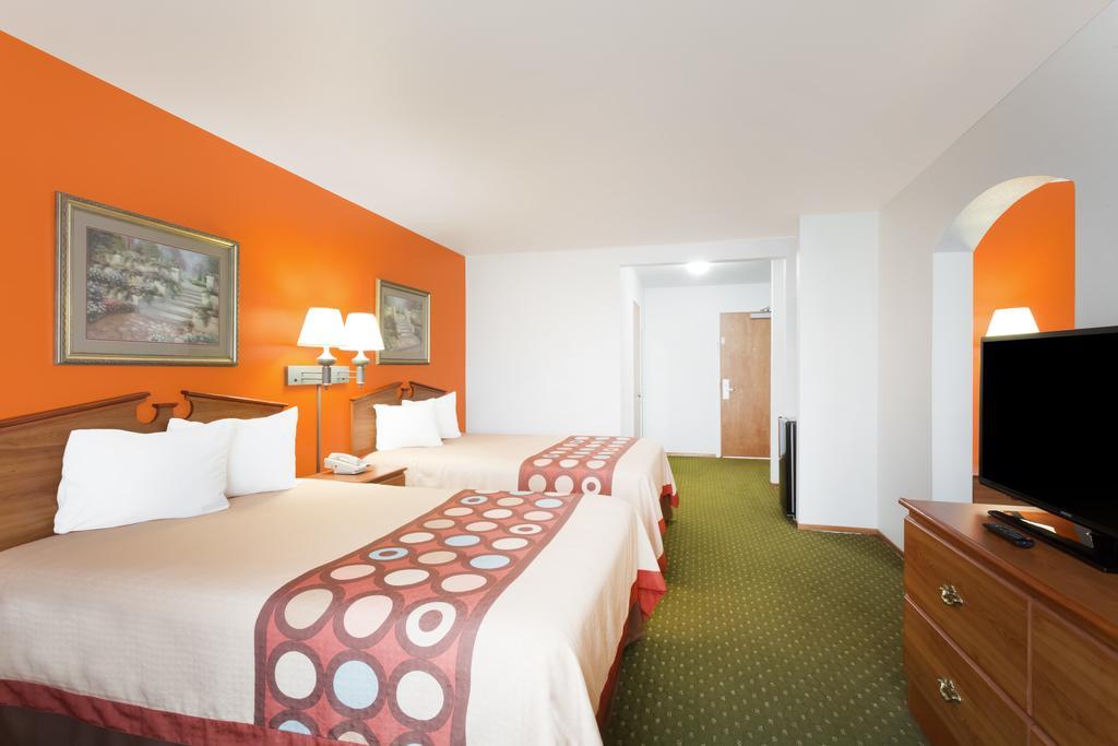 Super 8 By Wyndham Cloverdale Wine Country מראה חיצוני תמונה